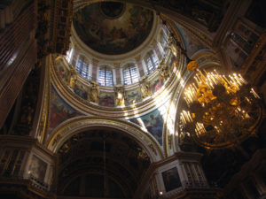Blick nach oben in die Kuppel der Isaaks-Kathedrale.